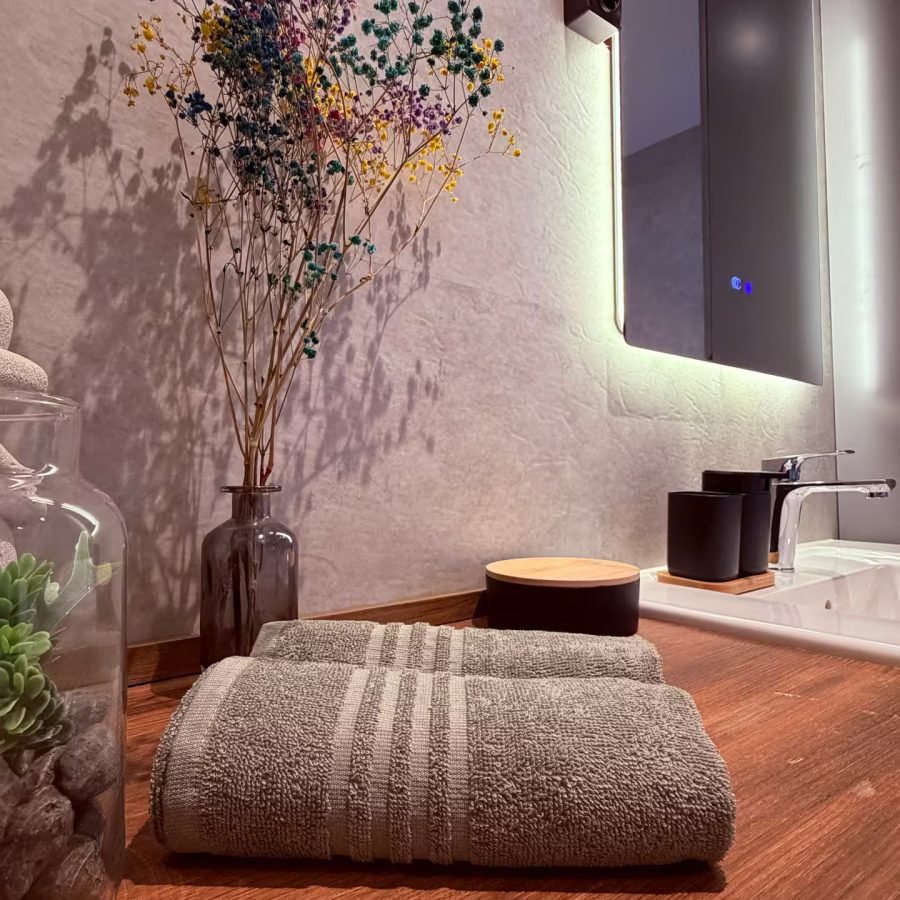 Charming Old Town Apartment – Bathroom
